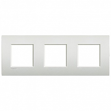 Рамка 3 поста LIVING LIGHT, белый жемчуг LNE4802M3PR Bticino